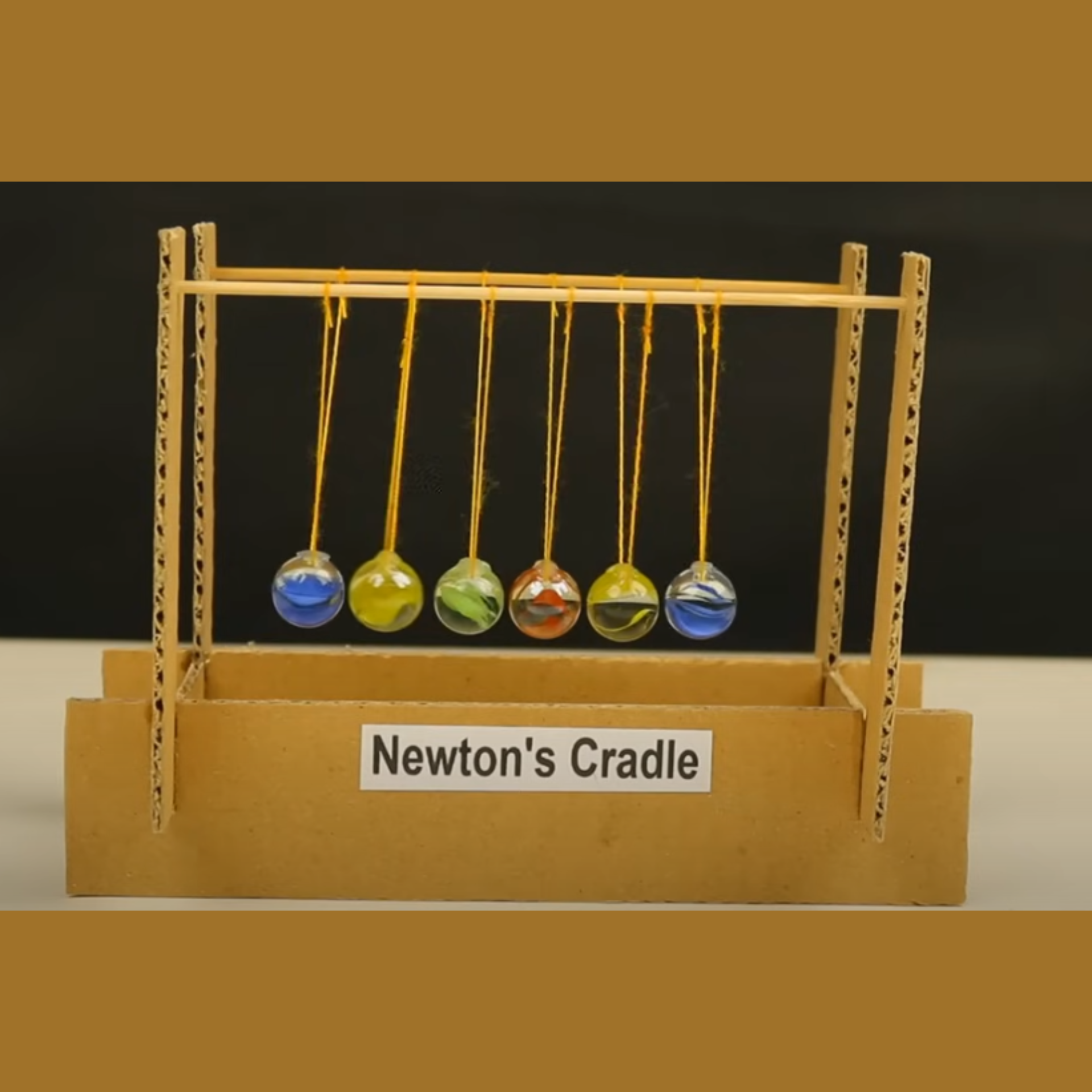 Newton cradle pendulum